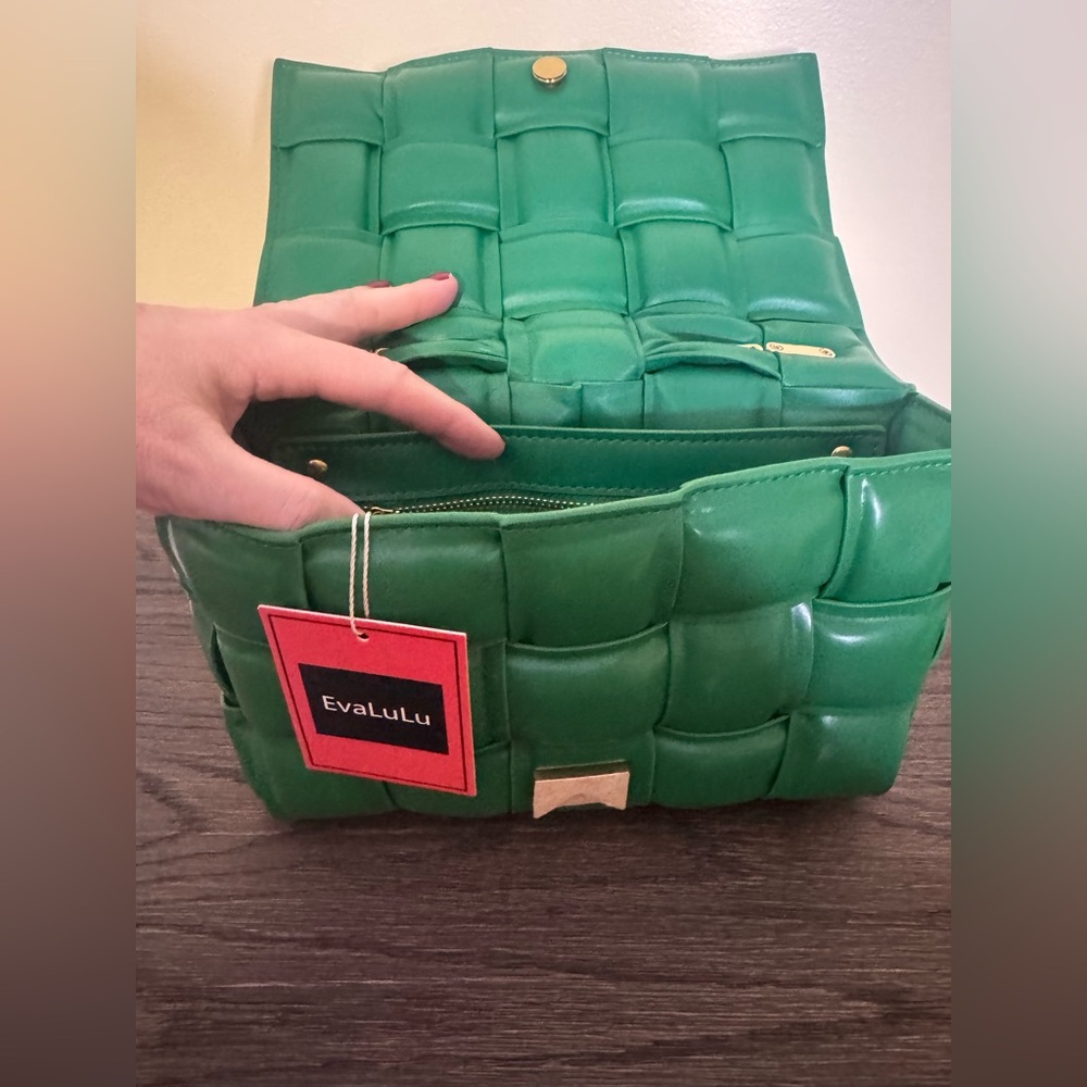 NWT Evalulu Woven Chain Shoulder Bag in Green - Picture 5 of 6